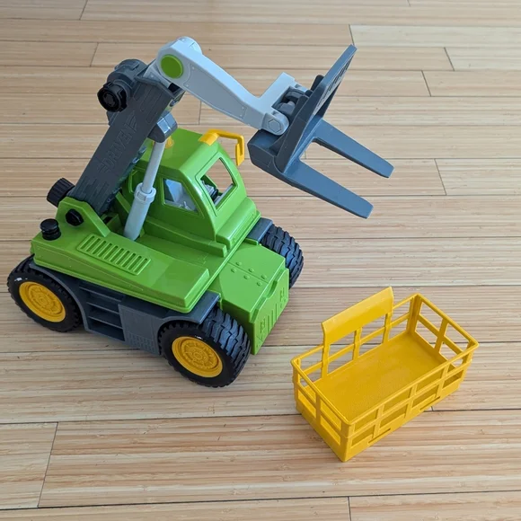 Toy Telehandler Construction Vehicle. Crane Moves Up And Down - Picture 6 of 7